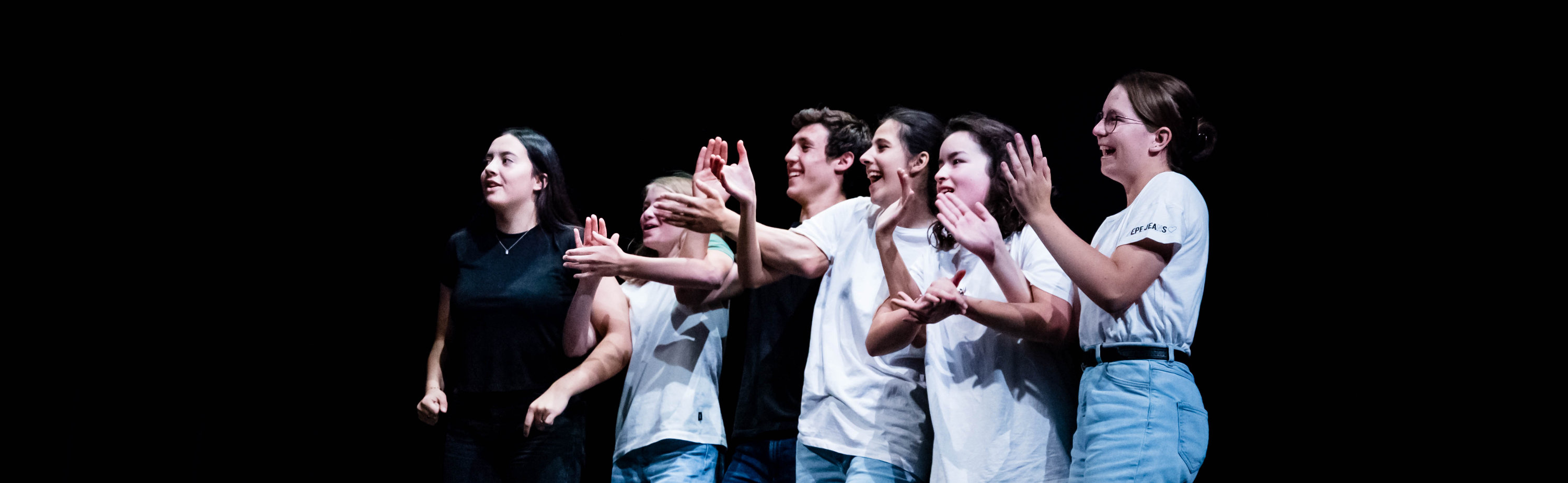 Quatre personnes joviales se tapent dans la main. Illustration